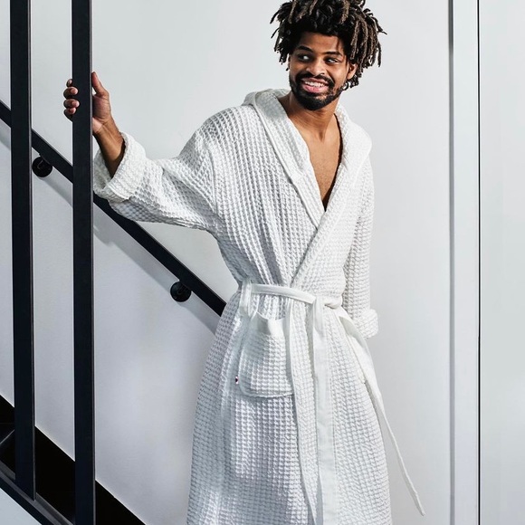 Onsen’s crazy absorbent, extra soft waffle weave in a robe made for lounging. - Picture 3 of 7